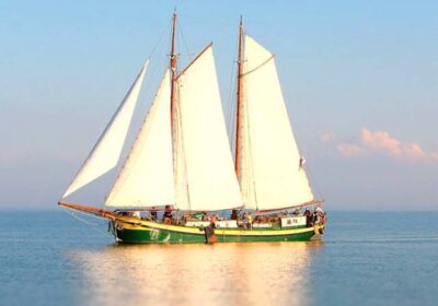 Kaat Mossel zeilend in de zon