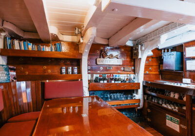 Saloon-and-bar-on-board-Florette2