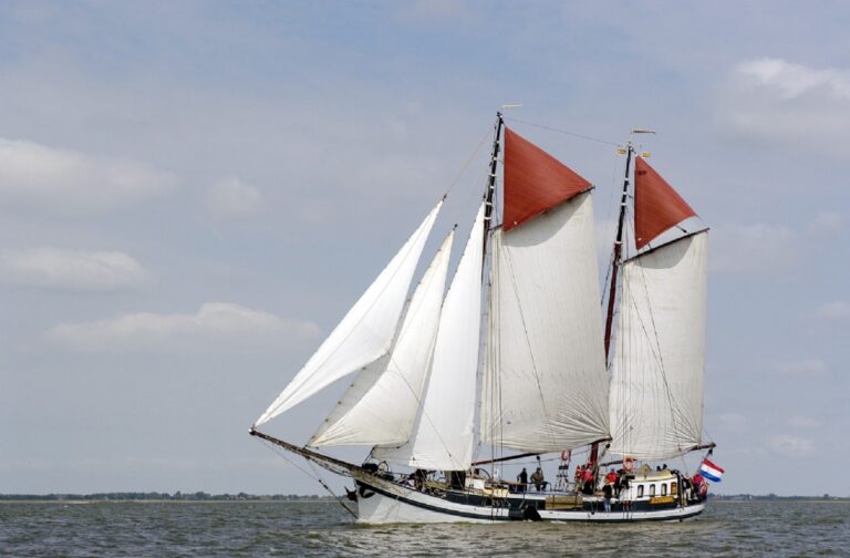 De Zevenwouden onder vol tuig zeilend