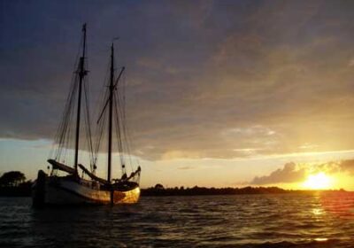 Ankern während eines Segelurlaubs auf einem Traditionssegler