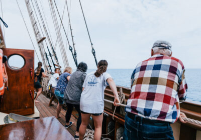 pulling-ropes-on-Florette2 Zeil zetten op tallship Florette