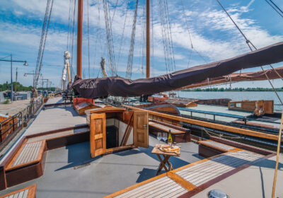 Zitplaatsen aan dek van traditioneel zeilschip Bree Sant