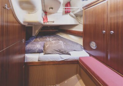 Een tweepersoonsbed op zeiljacht Cherokee