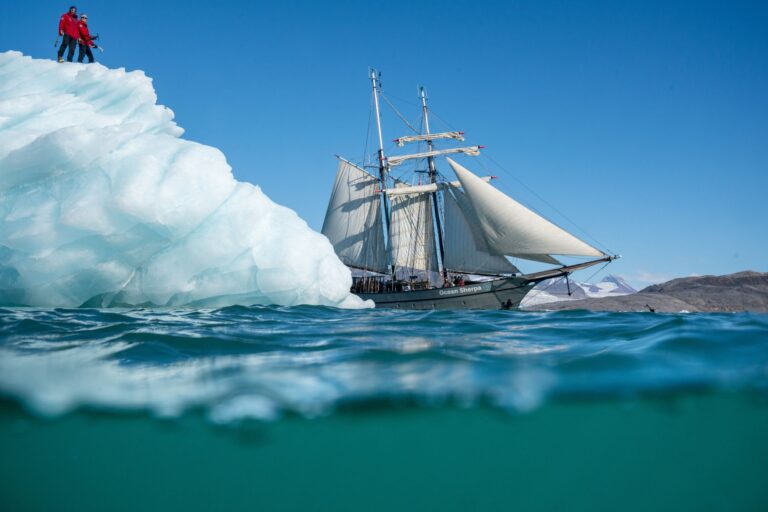 Zeilschip Ocean Sherpa met ijsberg