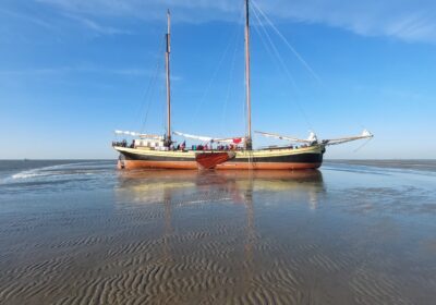 Traditioneel zeilschip Bree Sant op een sandbank
