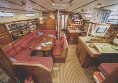 Salon met keuken en navigatiehoek op zeiljacht Cherokee