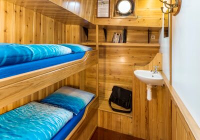 Houten 2-persoonshut op zeilschip Vertrouwen