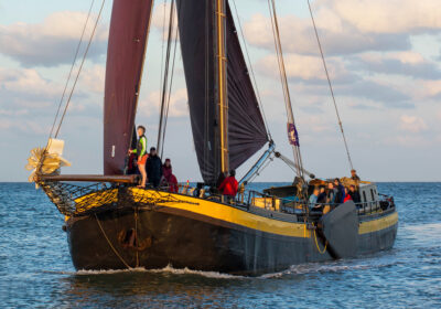 Zeilen in de zon met een platbodemschip