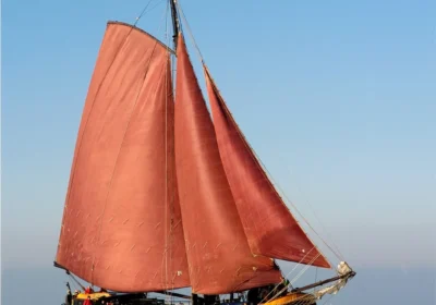 Platbodemschip Vertrouwen onder zeil