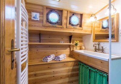 Schip met badkamer huren bij Rederij van Linschoten