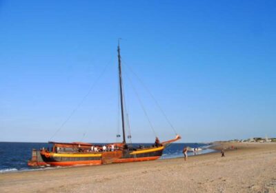 Met een zeilschip droogvallen en wandelen op het wad