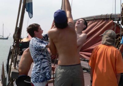 Gezamenlijk zeilen zetten op een traditioneel zeilschip