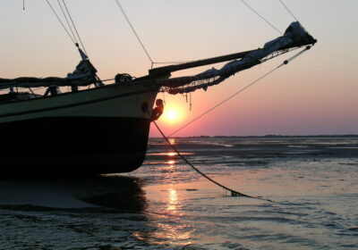 Droogvallen op de Waddenzee met zeilschip BreeSant