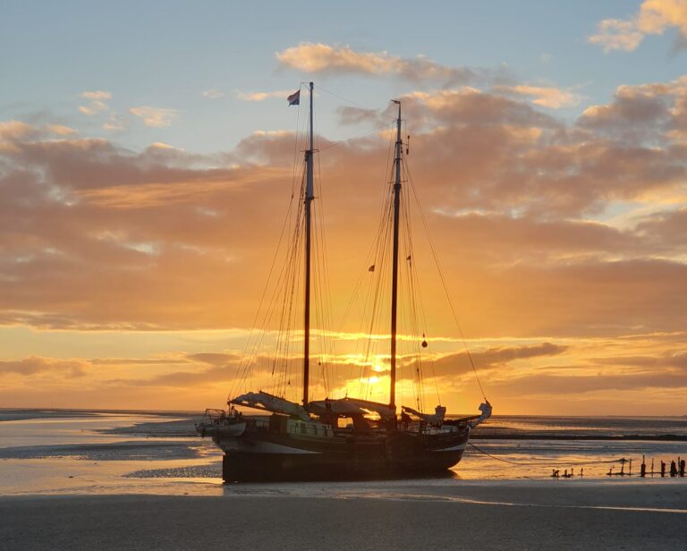 Het platbodemschip Pegasus drooggevallen voor Wangerooge