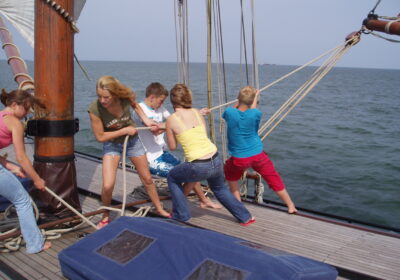 zeil-aantrekken-nil-desperandum Actief zeilen op de driemaster Nil Desperandum