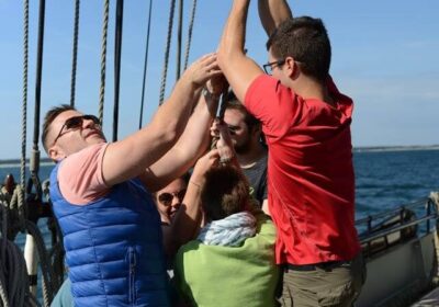 Zeil zetten tijdens een actieve zeilvakantie