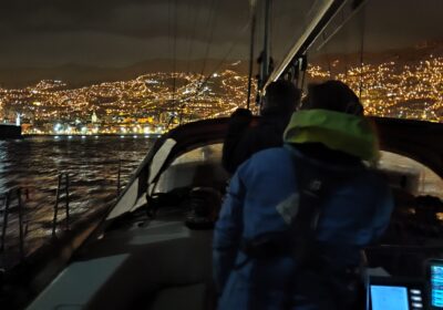 Funchal op Madeira binnen varen bij nacht