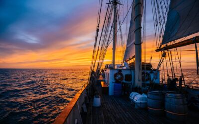 Zeilen in de zonsondergang