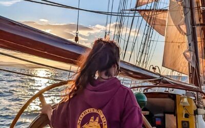 Zeilen tijdens de zonsondergang op volle zee