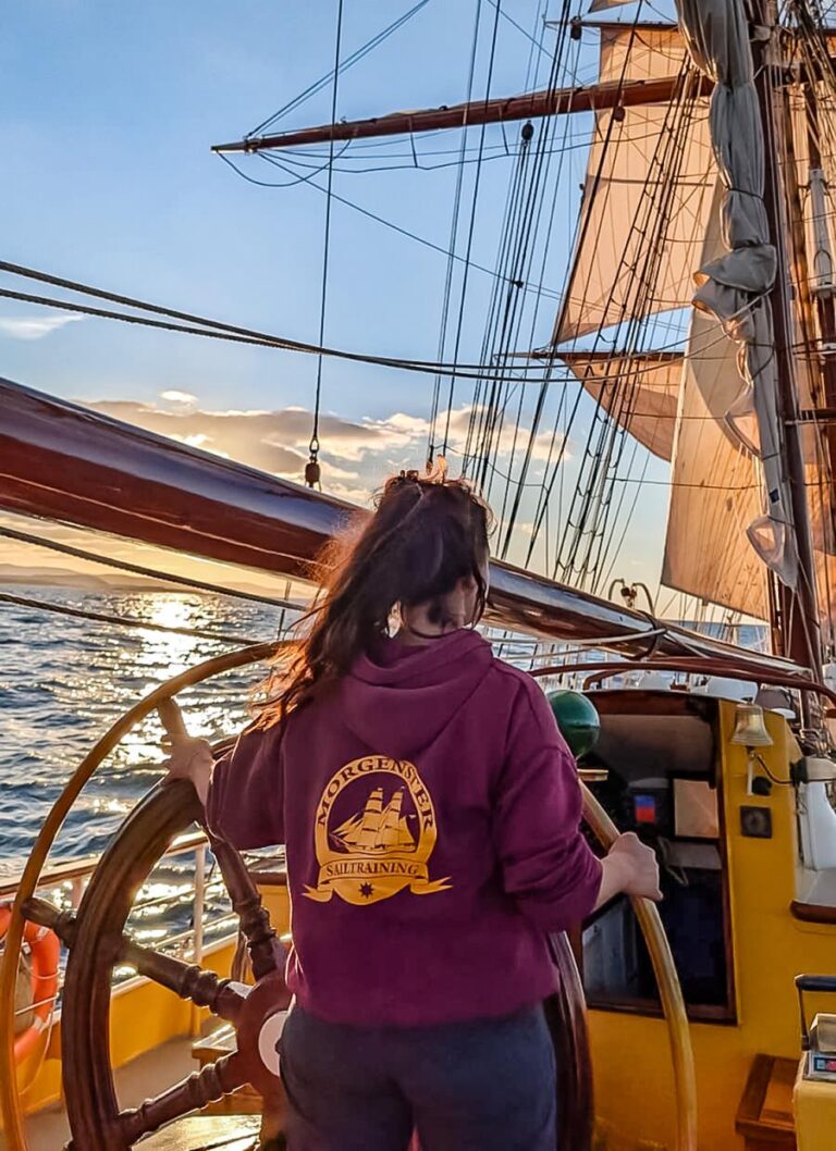 Zeilen tijdens de zonsondergang op volle zee