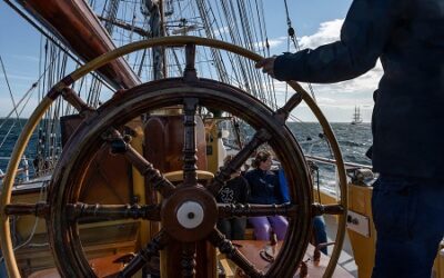 Zelf aan het roer staan op tallship Morgenster