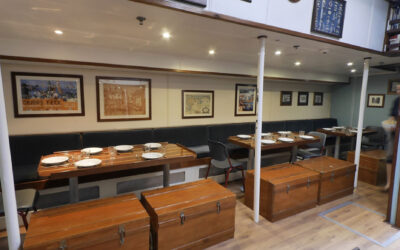 Tafels in het dagverblijf op de Morgenster