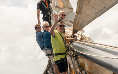 Mensen klimmen in het kluivernet op de Blue Clipper