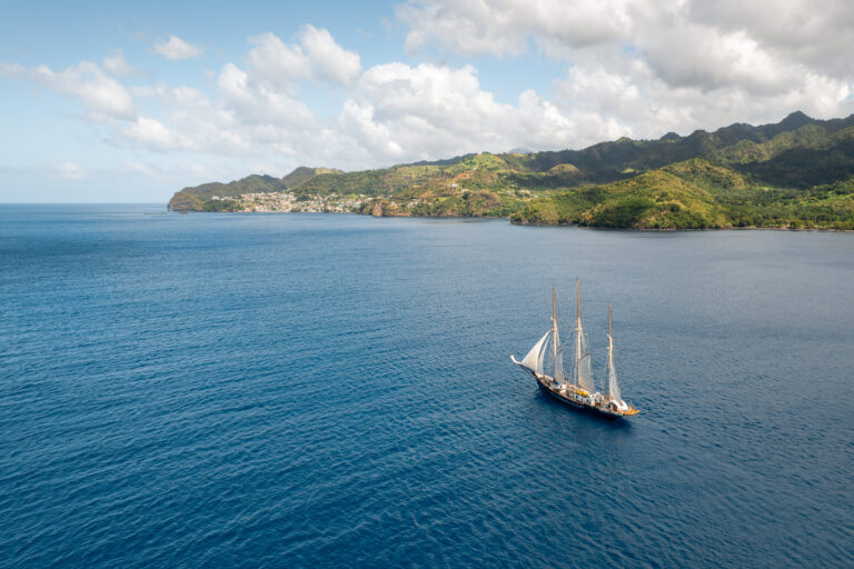 De Blue Clipper zeilend langs de kust van St. Vincent