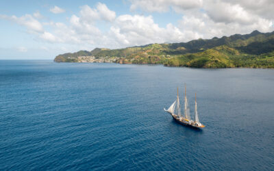 De Blue Clipper zeilend langs de kust van St. Vincent