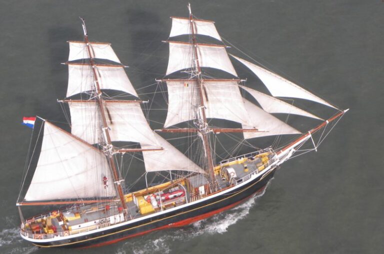 tallship Morgenster onder zeil op de oceaan