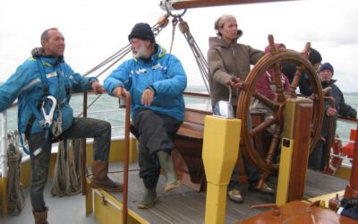 Een gastbemanningslid aan het roer op de Morgenster