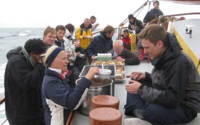 Een gezamenlijk maaltijd aan dek van de Morgenster