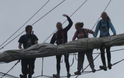 Gasten tijdens het inpakken van de dwaarszeilen