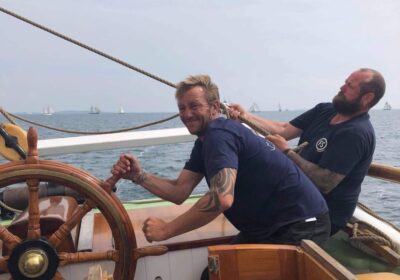 gorm-aron Kapitein Gorm aan het roer van de Aron