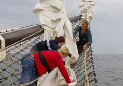 In het kluivernet van de Engelina zeilen pakken