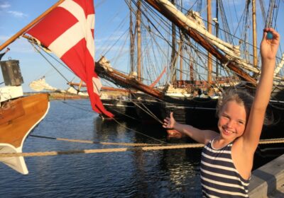 aron-zomer-kind Een kind in een haven met de Deense vlag