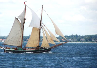 aron-voltuig De Aron onder voltuig zeilend op de Oostzee
