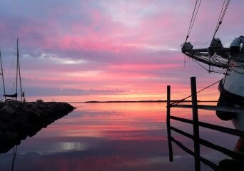 De Engelina bij zonsondergang op het eiland Avernakø