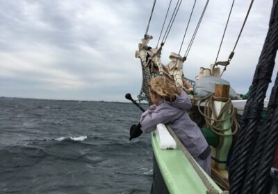 aron-kind Een kind geniet van het zeilen op de Aron