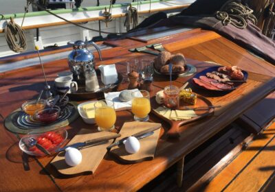 aron-eten-aan-dek Buffet aan dek van de Aron