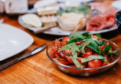aron-tomatensalade Een herrlijke tomatensalade op de Aron