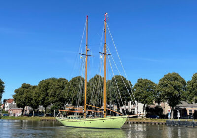 Quadra-masten-varend De Quadra met masten varend