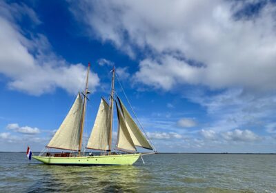 quadra-voltuig Zeilvakantie op een nieuw opgebouwd schip