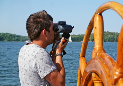 man-met-verrekijker Een man met verrekijker tijdens een zeilvakantie