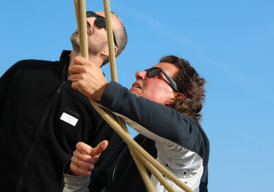 mannen-met-touw-in-hand Een man met touwen in de hand