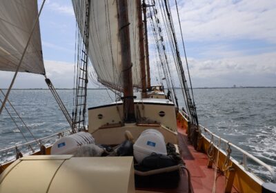 Zicht van het voordek van zeilschip Albert Johannes