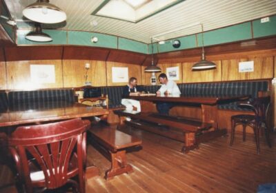 Het rustieke dagverblijf van zeilschip Albert Johannes