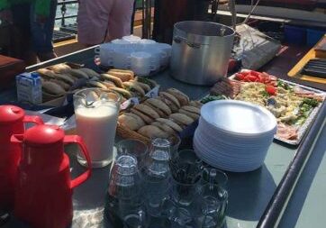 Een lunch aan dek van de Kaat Mossel