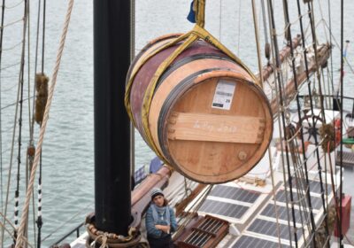 avontuur-wijn Wijn laden aan boord van de Avontuur