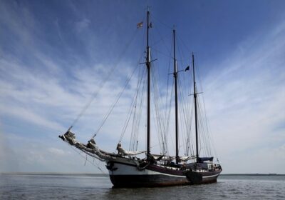 Droogvallen-Nil-Dsperandum Een zeilschip valt droog